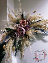 Load image into Gallery viewer, Single Dried & Artificial Flower Spread