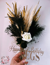 Load image into Gallery viewer, Dried flower cake topper