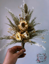Load image into Gallery viewer, Dried flower cake topper