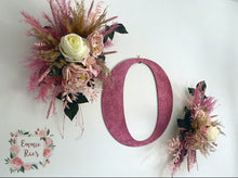 Load image into Gallery viewer, Double Dried &amp; Artificial Flower Spread
